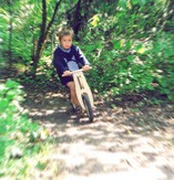 Auf dem Like a Bike durch den Wald...